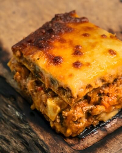 Cena navideña Lasagna de carne molida en salsa de tomate